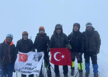 Sivaslı dağcılar Ağustos ayında 5 bin 137 metrede tipiye yakalandı