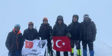 Sivaslı dağcılar Ağustos ayında 5 bin 137 metrede tipiye yakalandı