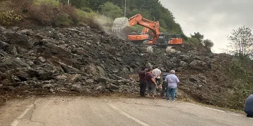 Yol çalışmasında orantısız patlatılan dinamit, 8 saat trafiğe kapattı
