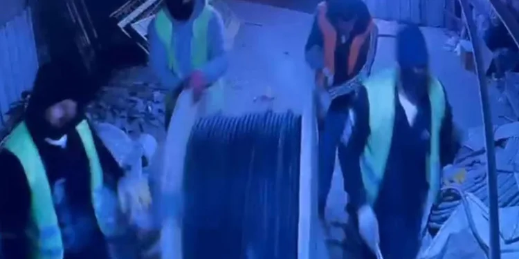 İnşaat görevlisini silahla rehin alıp 800 bin liralık malzeme çaldılar