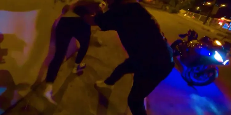 Hırsızı yakalayıp polise teslim etti