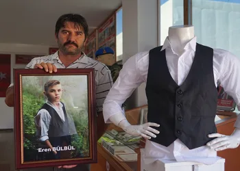 Şehit Eren Bülbül’ün kıyafetleri müzede sergileniyor