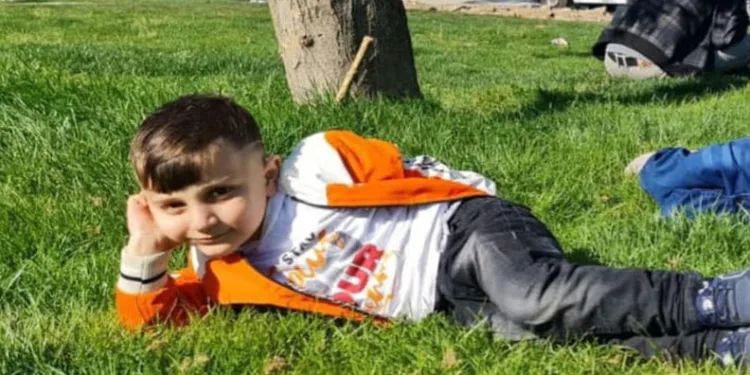 Otomobilin altında kalan çocuk hayatını kaybetti