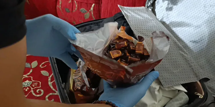 Gurbetçinin çikolata paketlerinden uyuşturucu çıktı