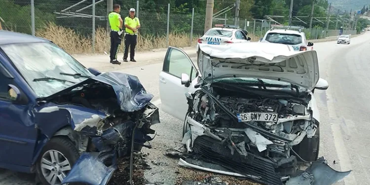 Bilecik’te 2 otomobil kafa kafaya çarpıştı: 1 ölü, 2 yaralı