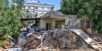 2 evden 12 kamyon çöp çıkarıldı