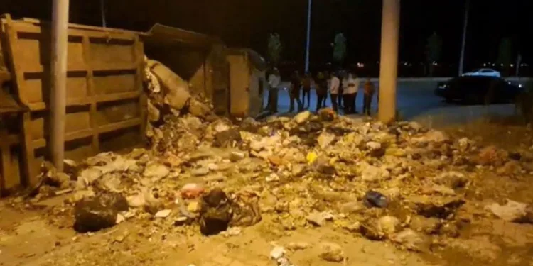 Virajı alamayan çöp kamyonu devrildi