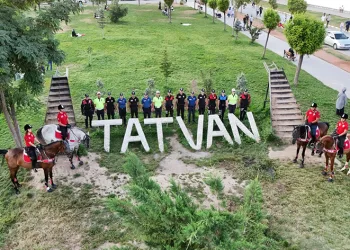 Atlı birlikler Tatvan sahilinde devriye attı
