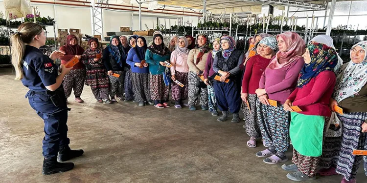 Simav’da 34 sera çalışanı kadına “KADES” tanıtıldı
