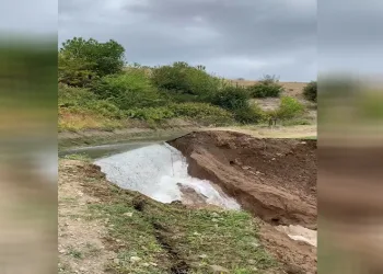 Su kanalı patladı, tarım arazileri su altında kaldı