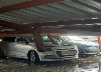 Tekirdağ’da fırtınada çatılar uçtu, ağaçlar devrildi