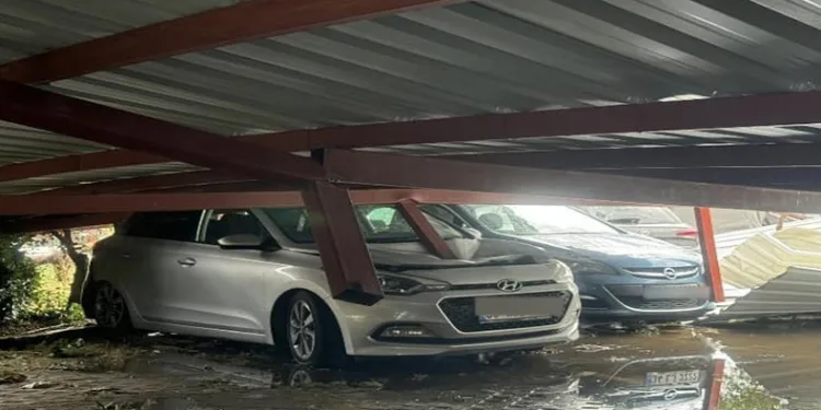 Tekirdağ’da fırtınada çatılar uçtu, ağaçlar devrildi