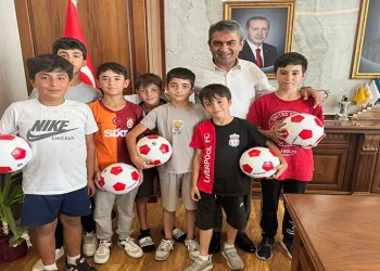 Parkta topları kesilen çocuklar soluğu belediyede aldı