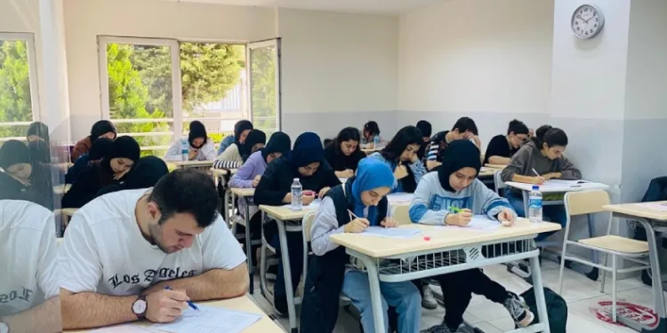 Ümraniye Belediyesi ile 280 öğrenci üniversiteli oldu