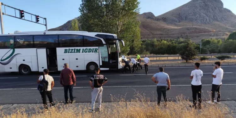 Yolcu otobüsüyle çarpışan motosikletteki şahıs  vefat etti