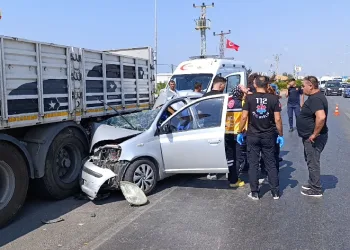 Otomobil tıra çarptı,genç kız yaşamını yitirdi.