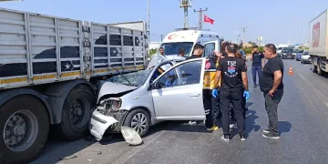 Otomobil tıra çarptı,genç kız yaşamını yitirdi.