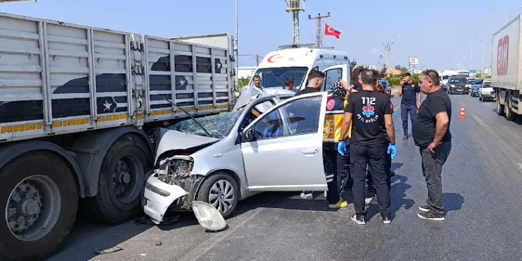 Otomobil tıra çarptı,genç kız yaşamını yitirdi.