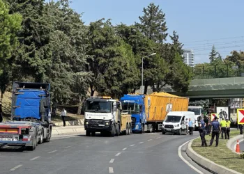 Bakırköy’de alt geçide çarpan tır vinç yardımıyla kaldırıldı