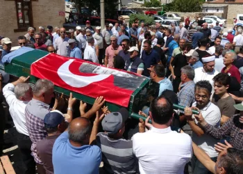 Sevgilisi tarafından öldürülen Derya öğretmen Karaman’da toprağa verildi