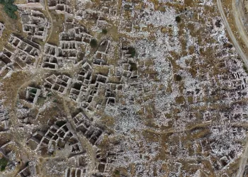 Sular çekildi, mahalle ortaya çıktı