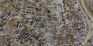 Sular çekildi, mahalle ortaya çıktı