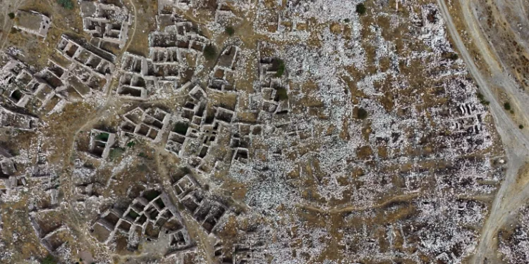 Sular çekildi, mahalle ortaya çıktı
