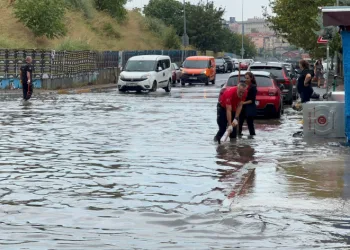 Ataşehir’de sağanak yağış sonrası caddeleri su bastı