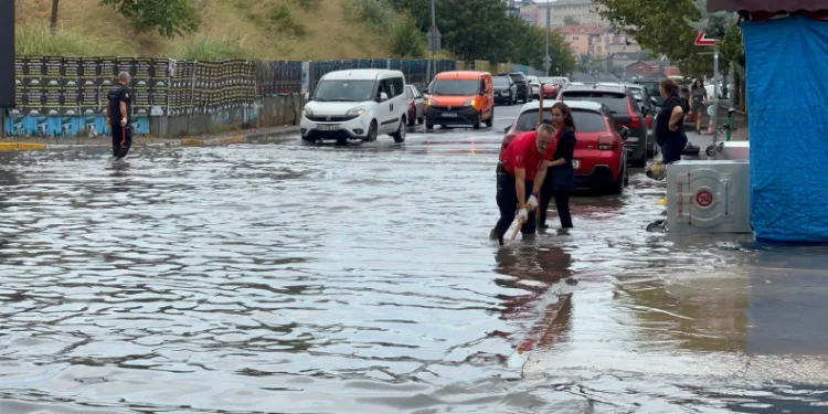 Ataşehir’de sağanak yağış sonrası caddeleri su bastı