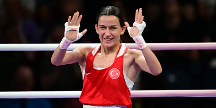 Milli boksör Hatice Akbaş’tan gümüş madalya