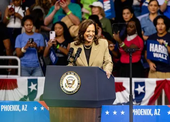 Harris anketlerde Trump’ı geçti