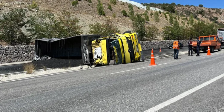 Kömür yüklü tır devrildi: Yol trafiğe kapandı
