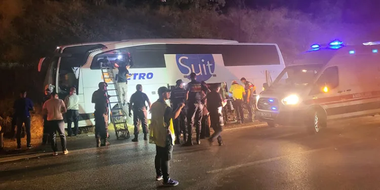 Yolcu otobüsü yoldan çıktı: 1 ölü, 7 yaralı