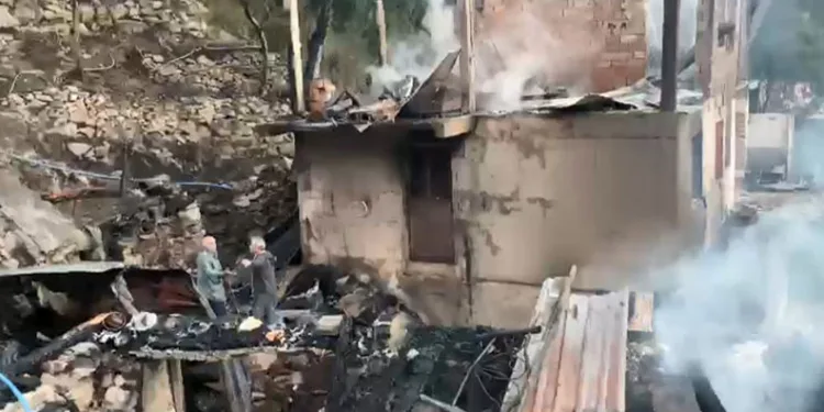 Yusufeli’nde yangın: 3 ev, 3 ahır ve samanlık küle döndü