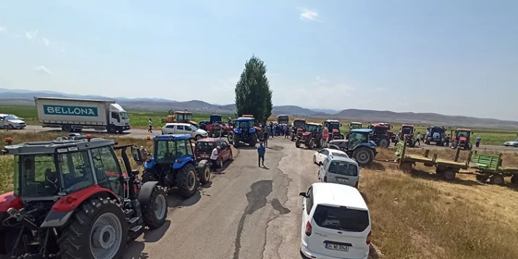 Bayburt’ta çiftçiler, traktörlerle eylem yaptı