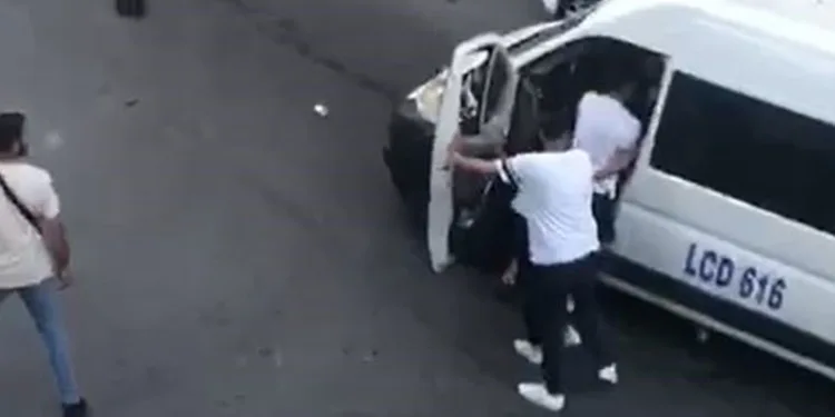 Bağcılar’da yol verme kavgası dehşeti: Servis şoförüne tekme ve yumruklarla saldırdılar