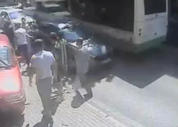 Bursa’da kontrolden çıkan otomobil, dükkana daldı
