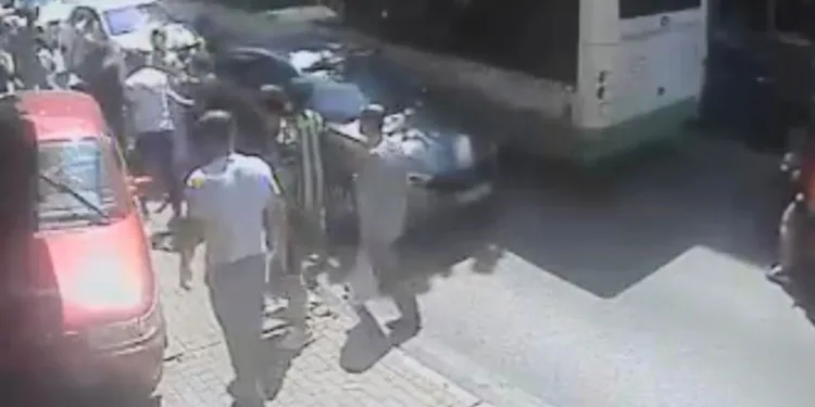Bursa’da kontrolden çıkan otomobil, dükkana daldı