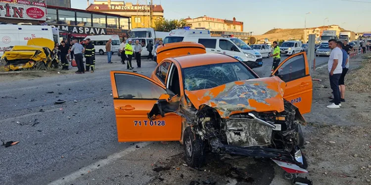 İki ticari taksi çarpıştı: 1 ölü, 2 yaralı