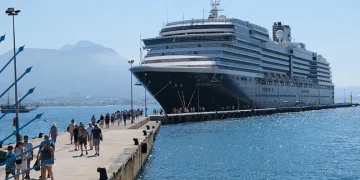 Alanya’ya turistler denizden geldi
