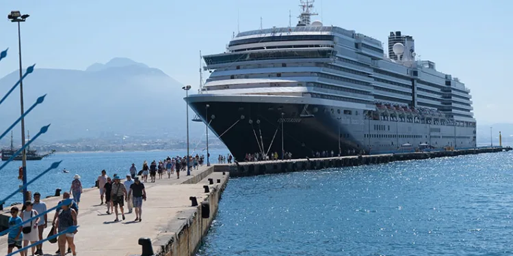 Alanya’ya turistler denizden geldi
