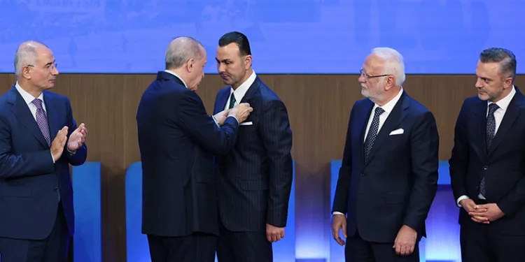 İYİ Parti’den AK Parti’ye geçen İzsiz: “Tekrar yuvamda olmanın mutluluğunu yaşıyorum”