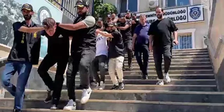 Sultangazi’de motosikletiyle silahlı saldırı düzenleyen şüpheliler yakalandı