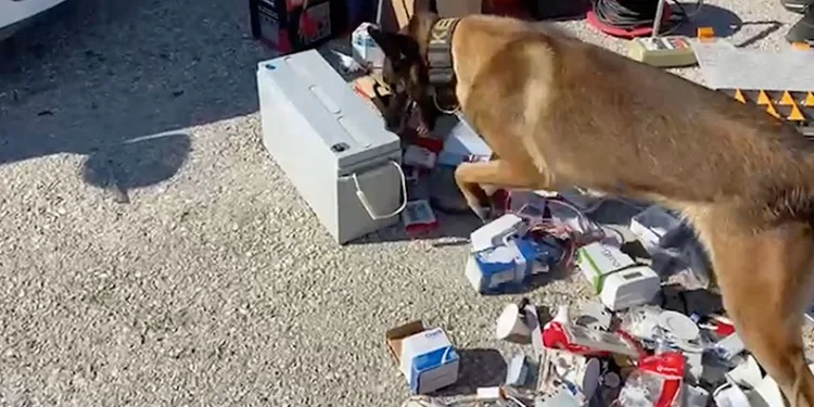 Narkotik köpeği buldu, aküden uyuşturucu çıktı