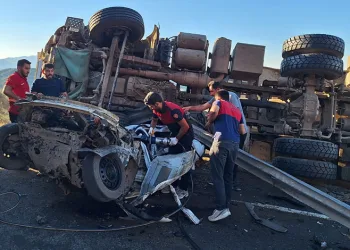 Bingöl’de kamyon ve otomobil çarpıştı: 3 yaralı