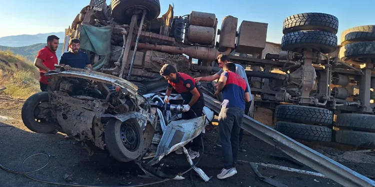 Bingöl’de kamyon ve otomobil çarpıştı: 3 yaralı