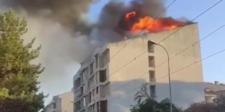 5 katlı binanın çatısında korkutan yangın