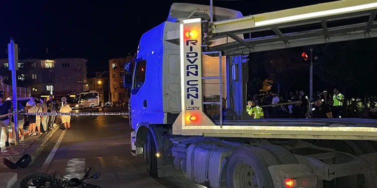 TIR’ın altında kalan motosikletli hayatını kaybetti