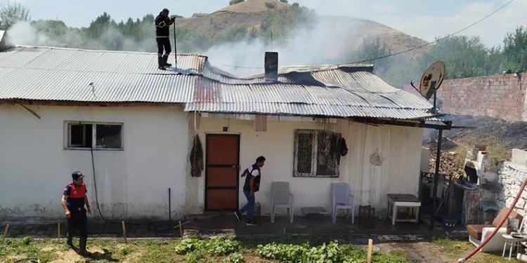 Bingöl’de hanın çatısında çıkan yangın söndürüldü