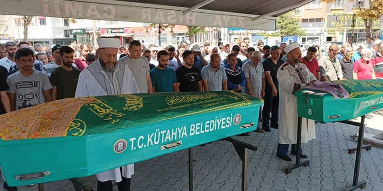 Kütahya’da otomobilin çarpması sonucu hayatlarını kaybeden iki kız kardeş toprağa verildi